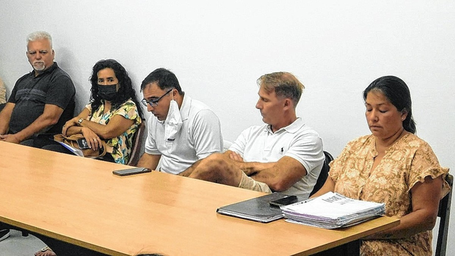 El tesorero Ignacio Achkar leyendo el balance, junto al reelecto presidente Patricio L&oacute;pez, y la secretaria Albertina Pucheta.
