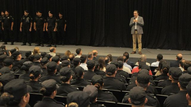 El ministro Cococcioni junto a los 190 policias que suma La Capital.