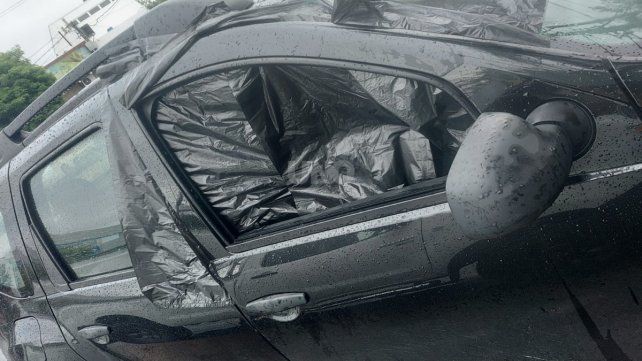 La camioneta atacada en uno de los ingresos a Santa Fe