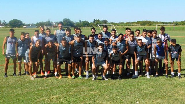 El numeroso plantel de Primera División de Cosmos FC que se prepara para debutar el 6 de marzo en el torneo liguista.