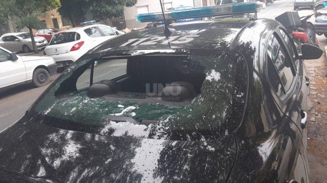 Los patrulleros sufrieron daños durante un operativo en barrio Barranquitas.