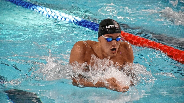 &nbsp;En su primera competencia representando a Uni&oacute;n, logr&oacute; imponerse en los 50, 100 y 200 metros pecho en Parque Roca.