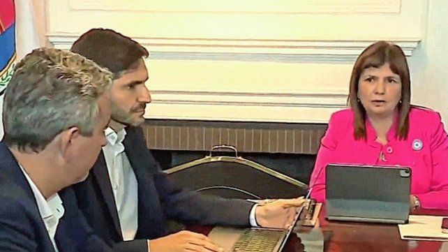 Patricia Bullrich junto con le gobernador Maximiliano Pullaro y el intendente de Rosario Pablo Javkin. Captura de TV.