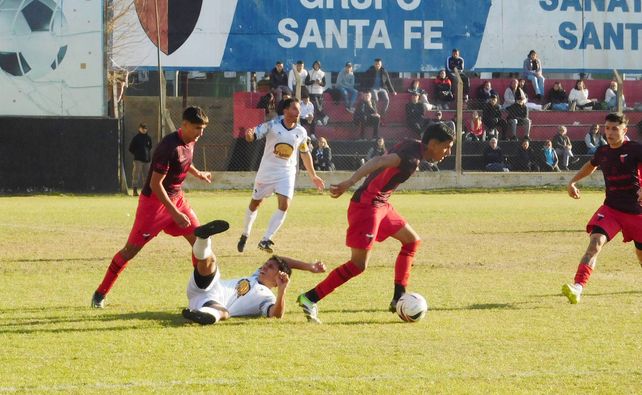 El choque entre el Sabalero y el Tiburón se disputó en la cancha auxiliar Rafael Batres.
