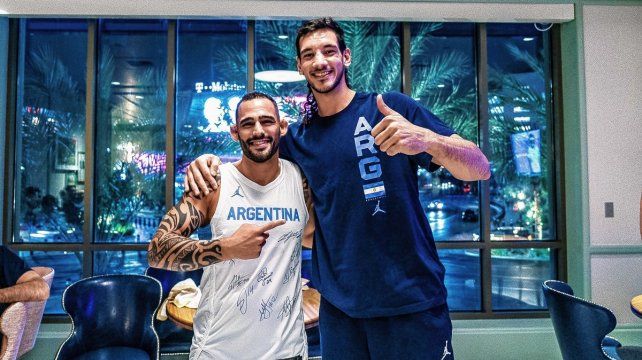El santafesino Tayavek Gallizzi aprovechó para sacarse una foto con Santiago Ponzinibbio. 