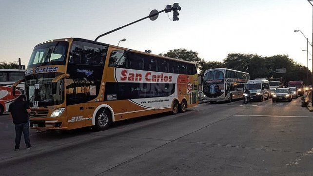 Un grupo de transportistas bloquea el ingreso a la terminal santafesina y calles aledañas 