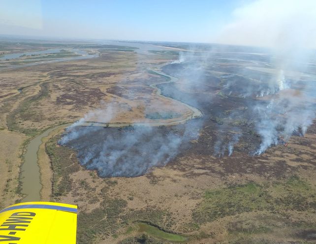 Impactantes im&aacute;genes sobre c&oacute;mo avanzan los incendios en Arroyo Leyes desde un avi&oacute;n hidrante. Fuente: @protcivilstafe