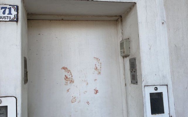 En la puerta de la casa de Pérez quedaron marcadas las manos ensangrentadas de la víctima.