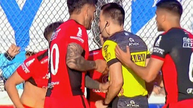 La última vez que Franco Acita fue árbitro de un partido de Colón, hubo una gran polémica en el penal decisivo que le dio a Temperley.