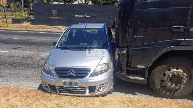 Fuerte impacto en avenida Alem entre un cami&oacute;n y un auto.&nbsp;