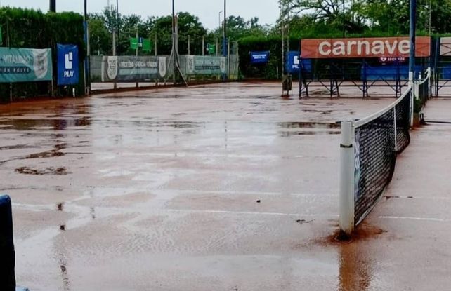 Las canchas del Jockey Club de Santa Fe con mucha agua, que oblig&oacute; a postergar el arranque del certamen.