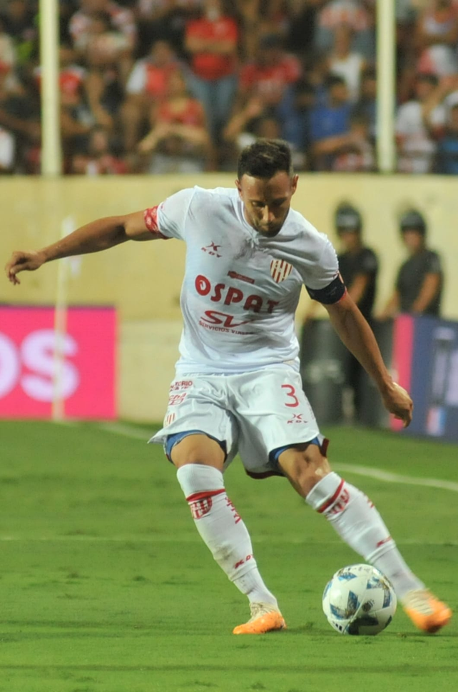 Claudio Corval&aacute;n, de lo poco para rescatar en Uni&oacute;n.