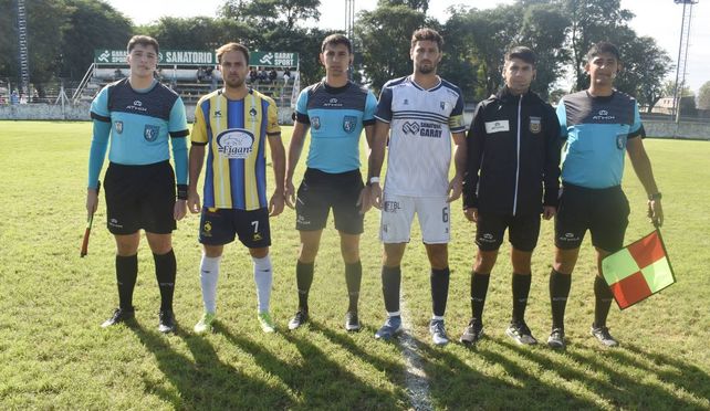 Los capitanes de el Tiburón y el Colegial junto al árbitro Emiliano Maldonado.
