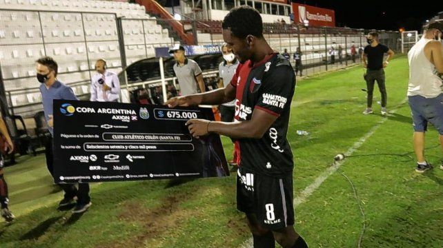 Col&oacute;n gan&oacute; 675.000 pesos por vencer a Cipolletti y avanzar a los 16&ordm; de final. La cara de Yeiler G&oacute;ez lo dice todo. Foto: Copa Argentina