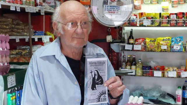 Hugo junto a la estampa de Mamá Antula, regalo de la mujer de Claudio Perusini, el santafesino por el cual fue santificada