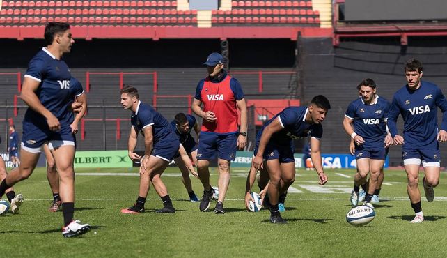El head coach de Los Pumas, Felipe Contepomi, observa atentamente el Captain&rsquo;s Run en Col&oacute;n.