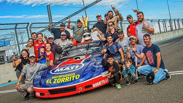 El volante campeón junto a su gran equipo de trabajo y la Chevy ganadora. El volante campeón junto a su gran equipo de trabajo y la Chevy ganadora.