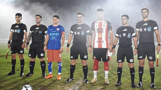 Los capitanes de Uni&oacute;n y Col&oacute;n de San Justo (Sottocorno y Baroni) junto al &aacute;rbitro Joaqu&iacute;n Urbani.