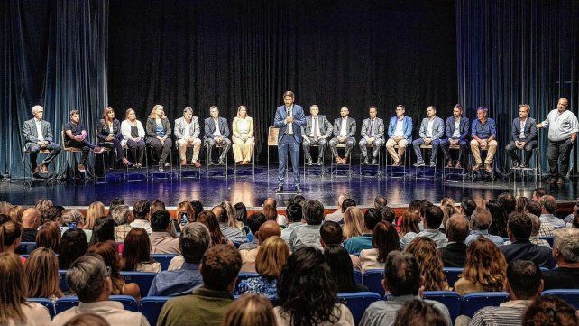 El gobernador electo, Maximiliano Pullaro, junto a su gabinete.