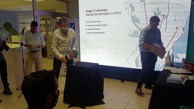 El intendente Emilio Jatón durante la presentación del programa de bacheo