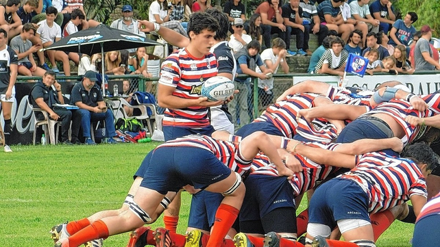 El medio scrum Juan Cruz Strada, uno de los j&oacute;venes valores de Santa Fe Rugby, a punto de ingresar la pelota al scrum.