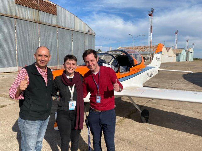 María José junto a sus instructores de vuelo del aeroclub Santa Fe al recibir su licencia de pilota comercial de avión.