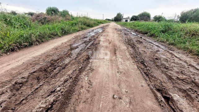 Vecinos denuncian que las calles de barrio La Esmeralda se encuentran "intransitables".
