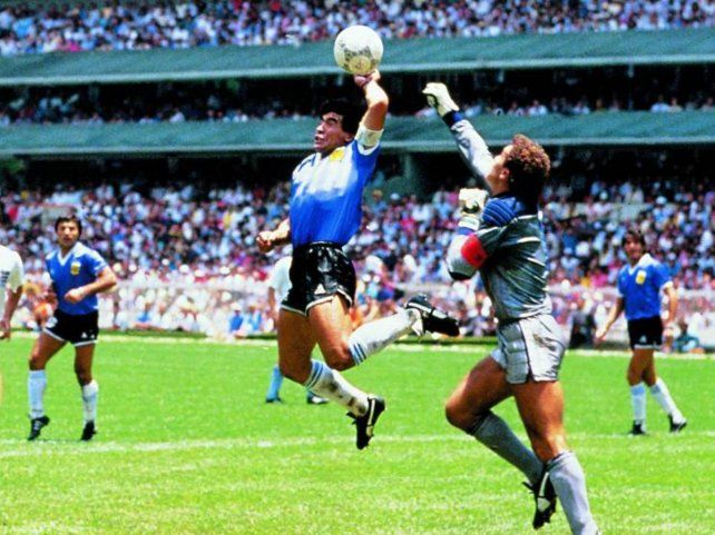 Antes del Gol del Siglo, Diego Maradona se despach&oacute; con un gol con la mano ante Inglaterra en el Azteca.