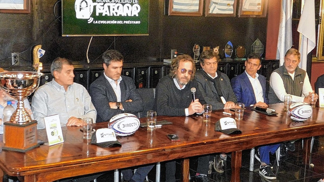 El doctor Emilio Fouces, presidente del Club Estudiantes de Paran&aacute;, fue el anfitri&oacute;n en la presentaci&oacute;n realizada en la capital entrerriana.