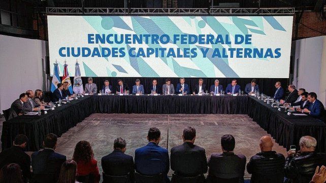 Poletti estuvo presente en el foro de intendentes con el ministro del Interior Guillermo Francos.