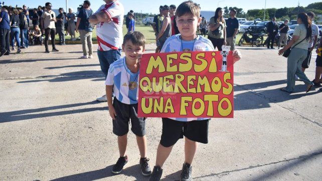 Gran convocatoria en el aeropuerto de Sauce Viejo por la llegada de Lionel Messi a la Argentina