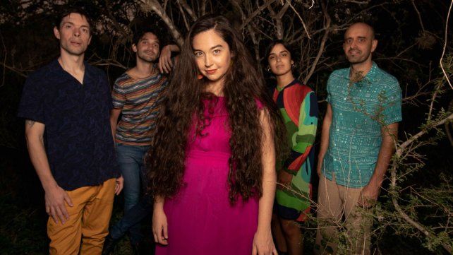 Amorela es el proyecto personal de Cintia Amorela Bertolino, cantante, actriz y creadora de canciones de la ciudad de Santa Fe.