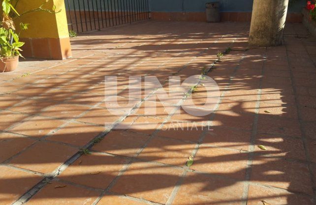 Grietas y fisuras . Son las que se observan en el patio interno de la vecinal Mariano Comas, ubicada en la esquina de Urquiza y Cándido Pujato. 