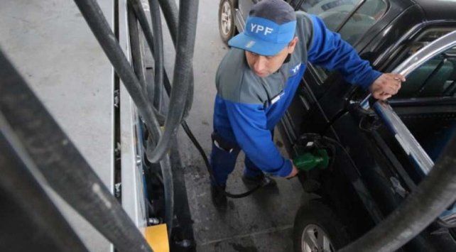 Advierten que el atraso en el precio de los combustibles es de entre un 25 y 30 por ciento
