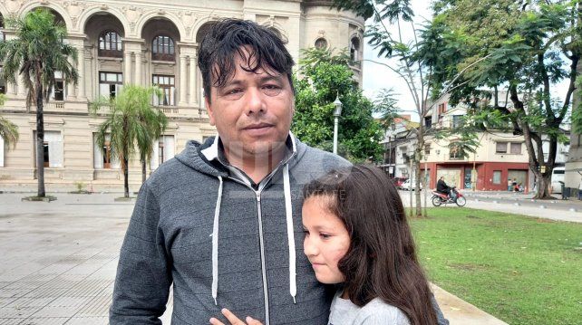 Gustavo Escalante, padre de Valentina, junto a una de las hermanas de la niña.