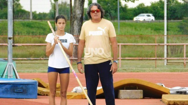 Paula Gómez Iriondo, saltó 2.80, aquí junto a su entrenador Maximiliano Troncoso quien le da indicaciones técnicas.