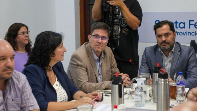 El ministro de Educación,  José Goity, junto a las autoridades provinciales en la primera reunión paritaria con gremios docentes