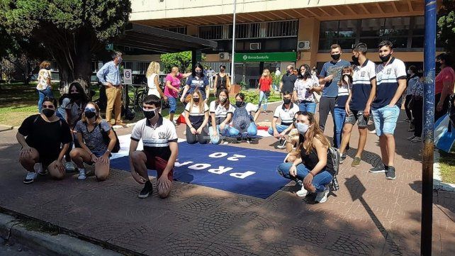 El grupo Padres Organizados se manifestaron frente al ministerio de Educación