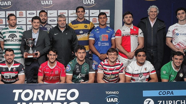 El presidente de la UAR, Gabriel Travaglini, junto a los dirigentes, jugadores y &aacute;rbitros en el lanzamiento del TDI.