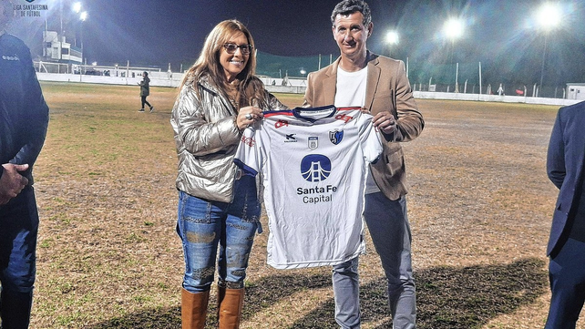 El presidente de la Liga Santafesina, Leandro Birollo, junto a Claudia Giaccone, embajadora funcionaria del gobierno provincial.