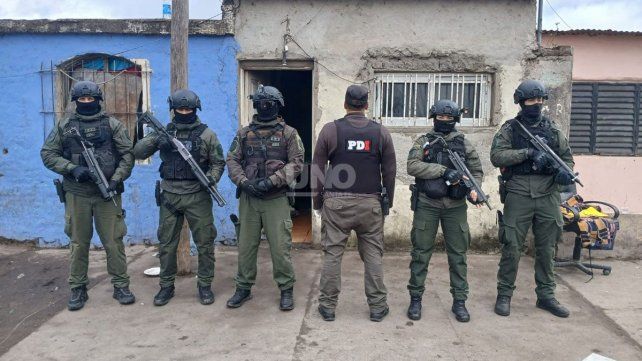 En las últimas horas, en el barrio San Javier de la ciudad de Frontera, la PDI realizaron once allanamientos en el marco de distintas investigaciones por delitos contra las personas. En las últimas horas, en el barrio San Javier de la ciudad de Frontera, la PDI realizaron once allanamientos en el marco de distintas investigaciones por delitos contra las personas.