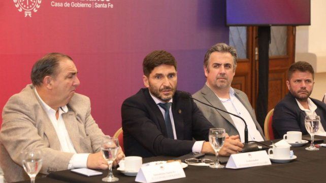 El gobernador Maximiliano Pullaro encabezó este miércoles un nuevo encuentro de la Mesa de Diálogo Santafesino, 