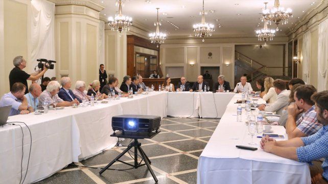 Perotti se reunió en Rosario con autoridades y representantes del sector agropecuario