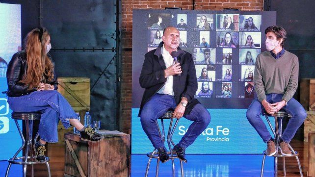 El gobernador Perotti, en el Día de la Juventud, atendió a las inquietudes de los jóvenes.