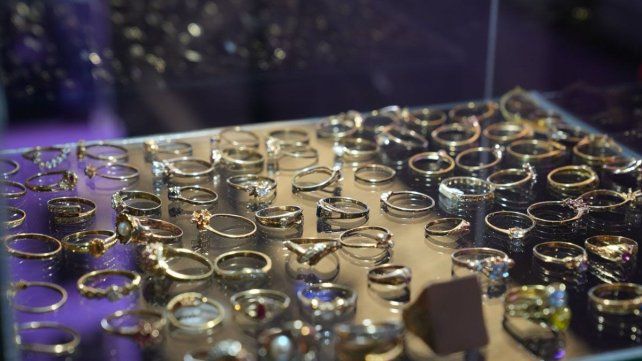 Entre sus lotes hay joyas y oro