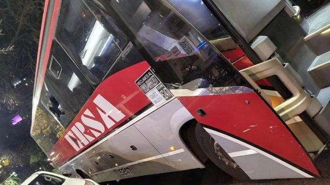 El colectivo de la empresa Ersa que fue atacado a piedrazos por desconocidos.