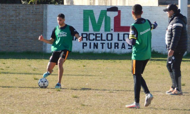 El DT del elenco de Las Flores II sigue de cerca las pr&aacute;cticas, que sirven para pulir cuestiones futbol&iacute;sticas.