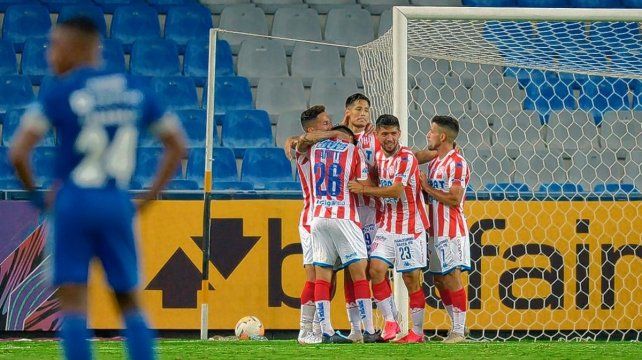 El Unión de Juan Azconzábal hizo historia en Ecuador, donde le dio vuelta la serie a Emelec para llegar a octavos de la Sudamericana.