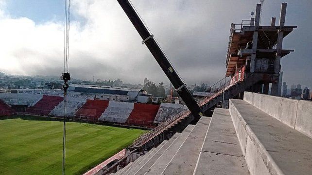 Se colocó una torre de iluminación provisoria por parte de la Liga Profesional para el duelo ante Boca. Foto: prensa Unión