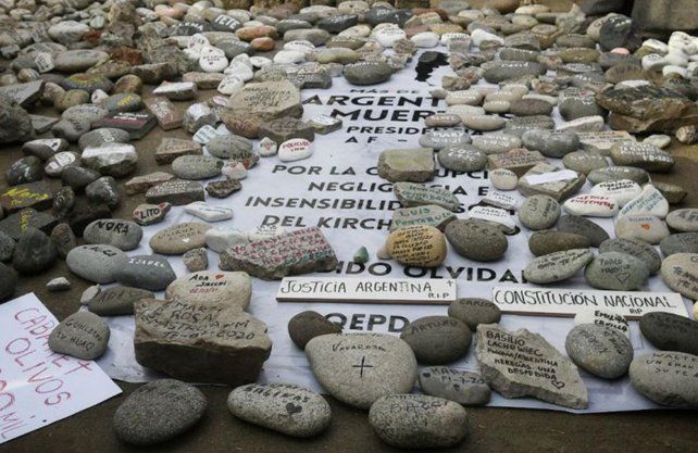 "Marcha de las piedras": homenaje en Plaza de Mayo y en Olivos a las v&iacute;ctimas de la pandemia